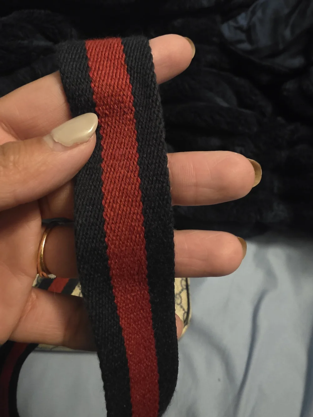 Gucci Beige GG Supreme Shoulder Bag with Navy Logo - Picture 4 of 7